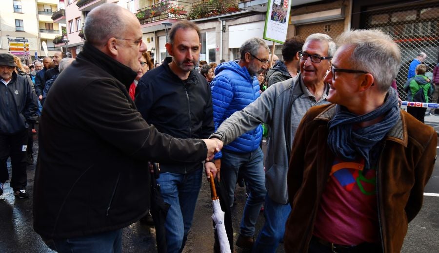 Kilometroak ha traído la fiesta de las ikastolas de Gipuzkoa a Zumarraga y Urretxu. Un circuito de 5,9 km que ha recorrido ambas localidades con cuatro áreas que han dado cabida a un sinfín de actividades. A pesar de la lluvia, ha habido fiesta a tope bajo el lema 'Zubiak batuz'.