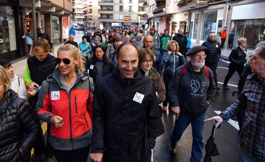 Kilometroak ha traído la fiesta de las ikastolas de Gipuzkoa a Zumarraga y Urretxu. Un circuito de 5,9 km que ha recorrido ambas localidades con cuatro áreas que han dado cabida a un sinfín de actividades. A pesar de la lluvia, ha habido fiesta a tope bajo el lema 'Zubiak batuz'.
