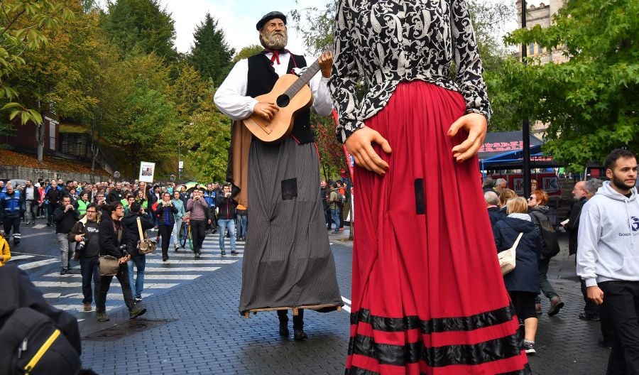 Kilometroak ha traído la fiesta de las ikastolas de Gipuzkoa a Zumarraga y Urretxu. Un circuito de 5,9 km que ha recorrido ambas localidades con cuatro áreas que han dado cabida a un sinfín de actividades. A pesar de la lluvia, ha habido fiesta a tope bajo el lema 'Zubiak batuz'.