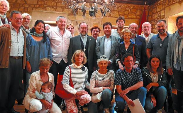 Monseñor Juan José Aguirre. Con las autoridades y representantes de diferentes ONG.