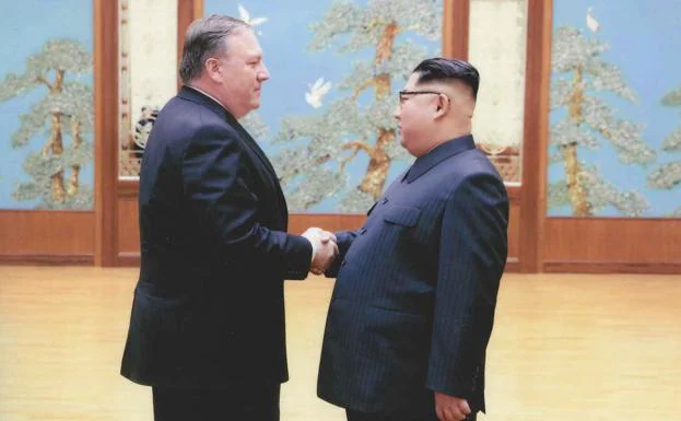 Saludo entre Mike Pompeo y Kim Jong-un.