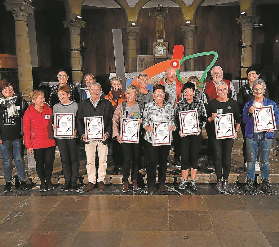 Los profesores que crearon los primeros libros de texto en euskera recibieron un diploma y el cariñoso aplauso del público