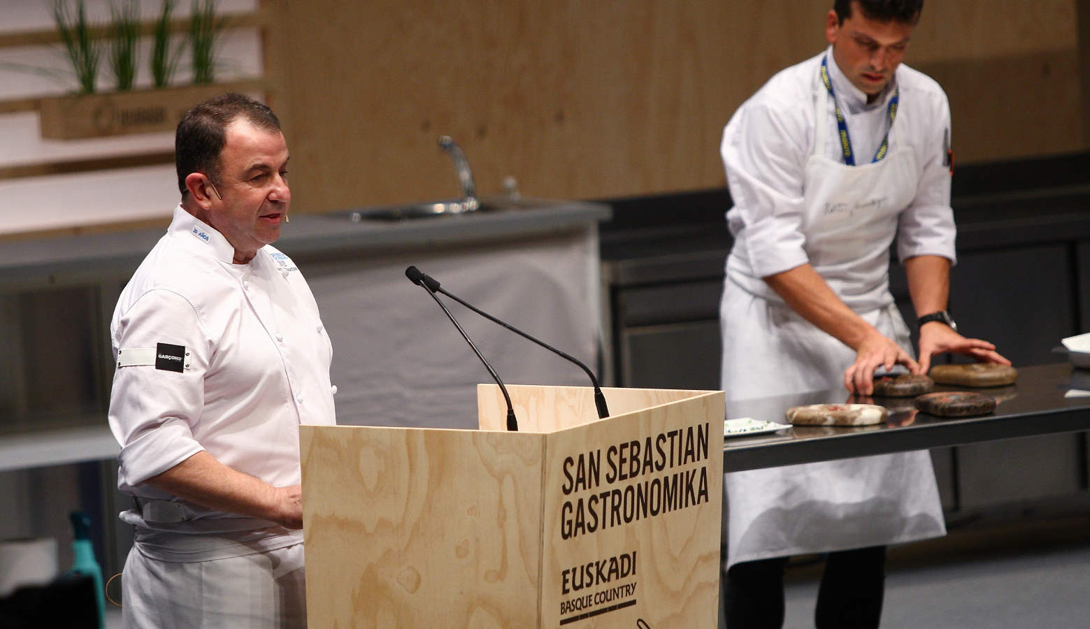 El chef Juan Mari Arzak ha recibido el Premio Homenaje en la jornada inaugural de San Sebastian Gastronomika este lunes.