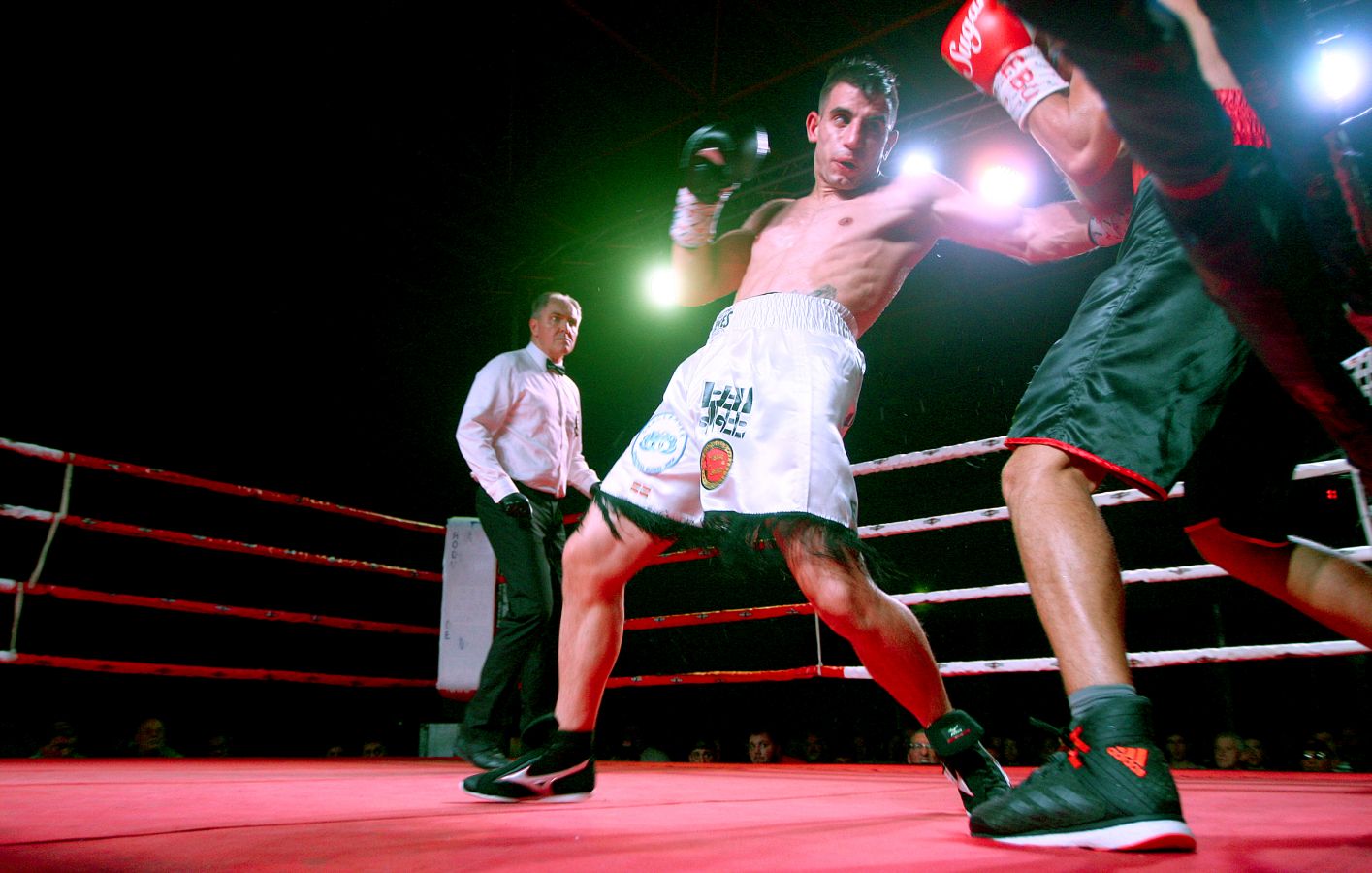 El errenteriarra se hizo con el cinturón Nacional y de la Unión Europea en peso gallo | Un polideportivo de Galtzaraborda abarrotado acogió una velada única con tres combates profesionales y siete amateurs.