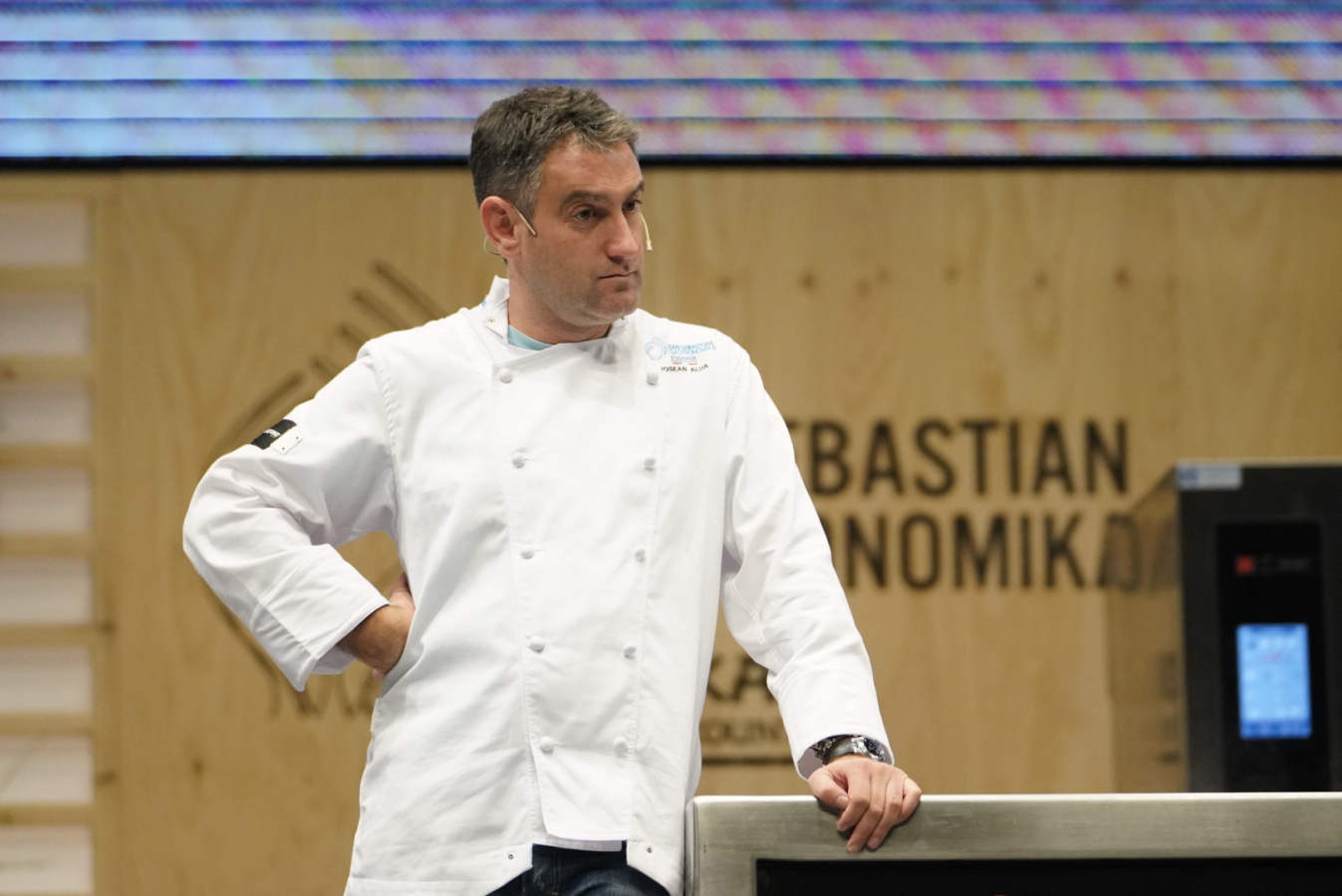 La segunda jornada de la feria ha ofecido un sentido recuerdo al norteamericano Anthony Bourdain fallecido en junio. También han destacado las ponencia de chefs como Josean Alija, Pedro Subijana o Paco Pérez, entre otros