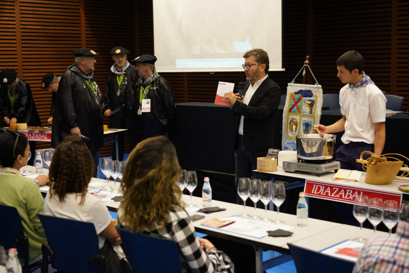 La segunda jornada de la feria ha ofecido un sentido recuerdo al norteamericano Anthony Bourdain fallecido en junio. También han destacado las ponencia de chefs como Josean Alija, Pedro Subijana o Paco Pérez, entre otros