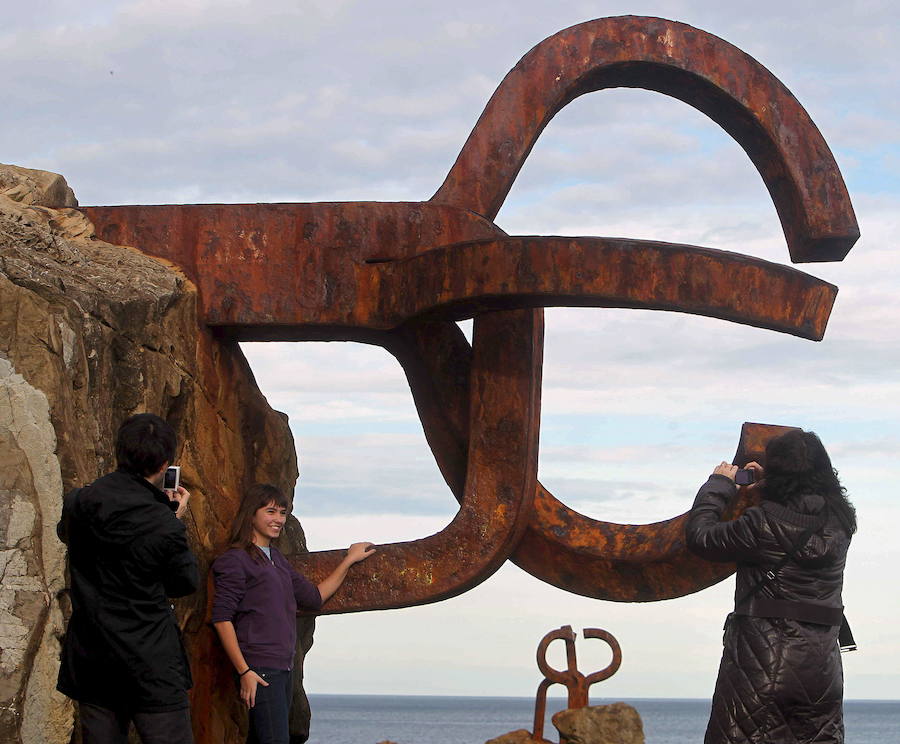 El conjunto monumental del Peine del Viento, que data de 1976, está formado por unas esculturas de Eduardo Chillida y una obra arquitectónica de Luis Peña Ganchegui. El Ayuntamiento de San Sebastián lo propondrá como elemento para sumarse a la lista de Patriminio de la Humanidad.