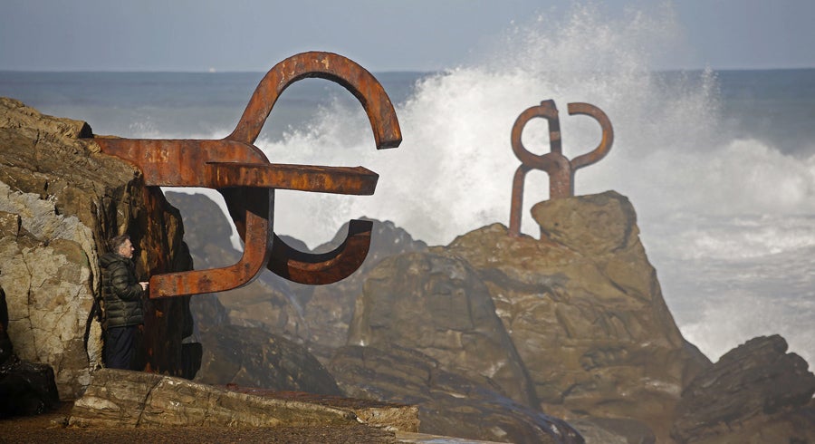 El conjunto monumental del Peine del Viento, que data de 1976, está formado por unas esculturas de Eduardo Chillida y una obra arquitectónica de Luis Peña Ganchegui. El Ayuntamiento de San Sebastián lo propondrá como elemento para sumarse a la lista de Patriminio de la Humanidad.
