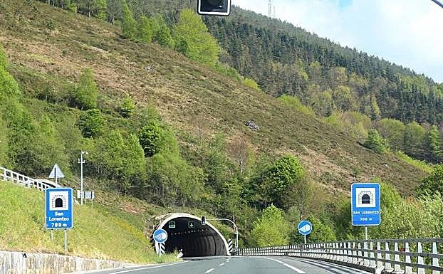 Abierta la A-15 en Berastegi, dirección Irun, tras quedar cortada por un accidente con un herido