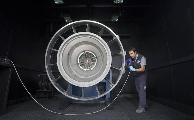 Trabajador en la planta de ITP, en Zamudio. 