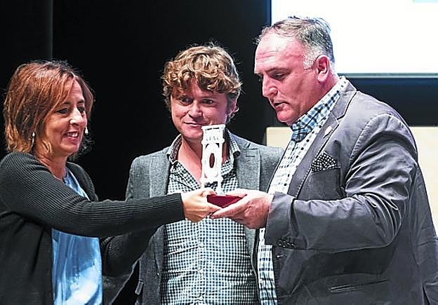 Andrés recibe el premio para Bourdain de manos de Cristina Jolonch ante Matt Goulding.