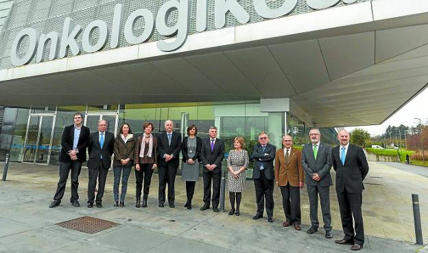 Miembros del primer patronato de la Fundación Bancaria Kutxa posan ante el edificio de Onkologikoa, propiedad de la misma.