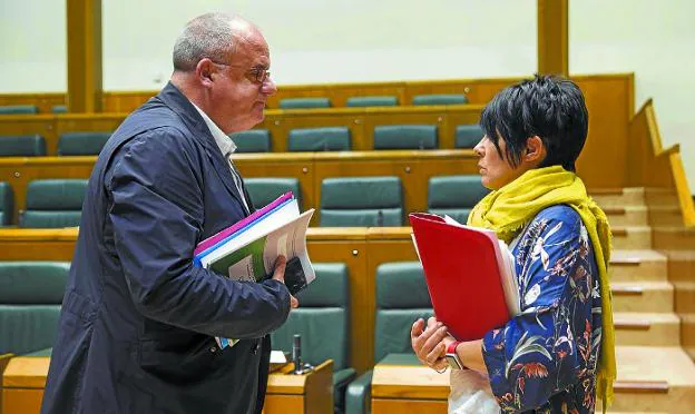 Joseba Egibar y Maddalen Iriarte conversan al final de un pleno del Parlamento Vasco.