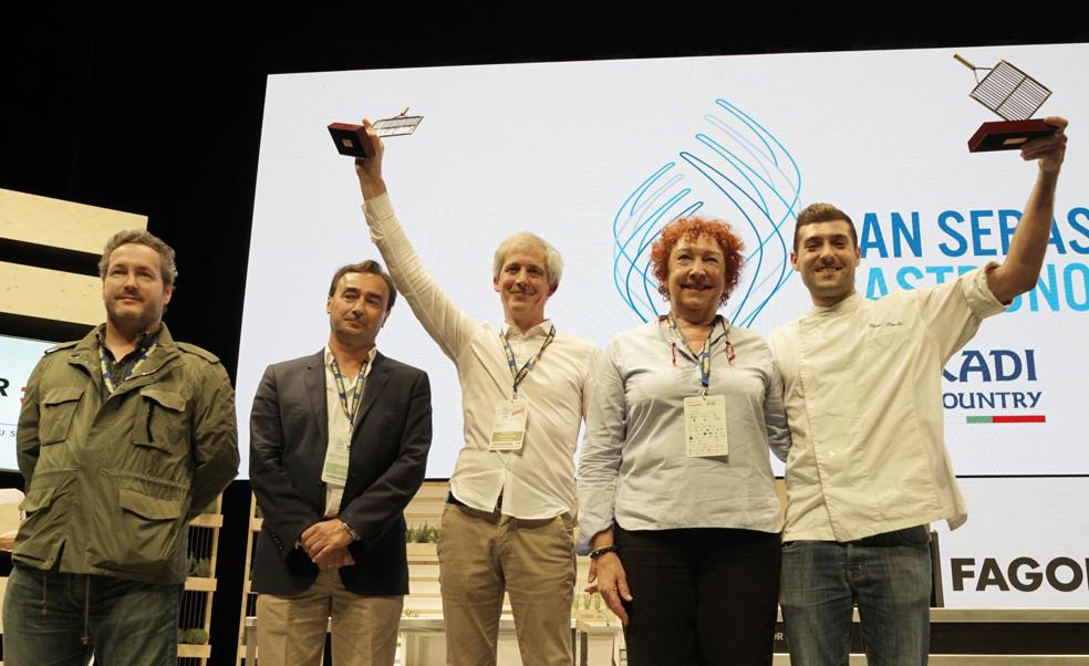 El parrillero Unai Paulis con el trofeo del IX Concurso Nacional de Parrilla celebrado en San Sebastian Gastronomika.