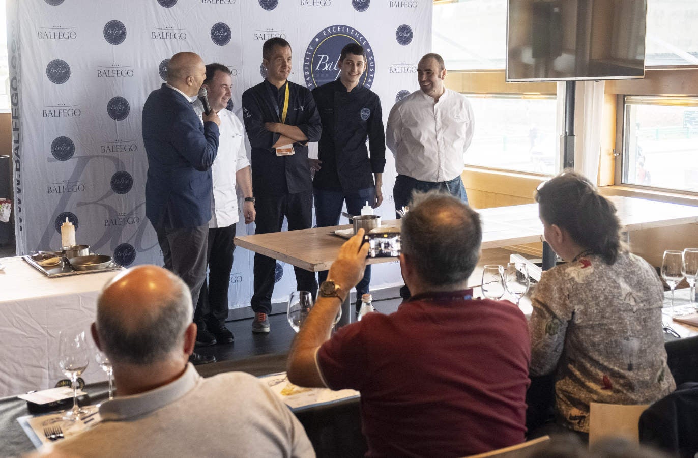 De la agenda de este miércoles han destacado varios hitos. La traca fina ha llegado completa, apetitosa, sabrosa y contundente: cata de vinos, concurso nacional de parrilla, que cumple su novena edición. ponencias de Hilario Arbelaitz, Germán Martitegui, Chele González y Quique Dacosta, entre otros.