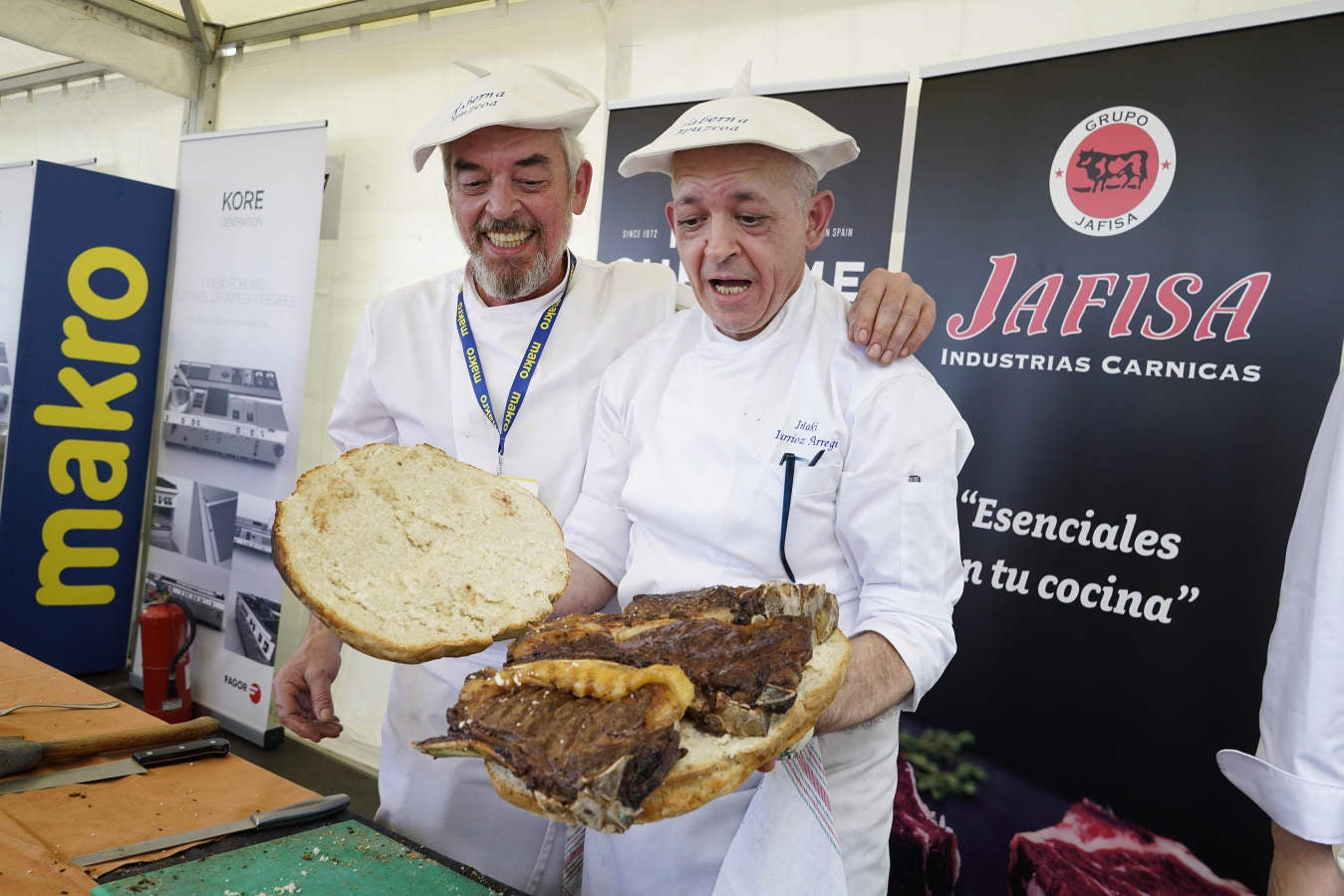 De la agenda de este miércoles han destacado varios hitos. La traca fina ha llegado completa, apetitosa, sabrosa y contundente: cata de vinos, concurso nacional de parrilla, que cumple su novena edición. ponencias de Hilario Arbelaitz, Germán Martitegui, Chele González y Quique Dacosta, entre otros.