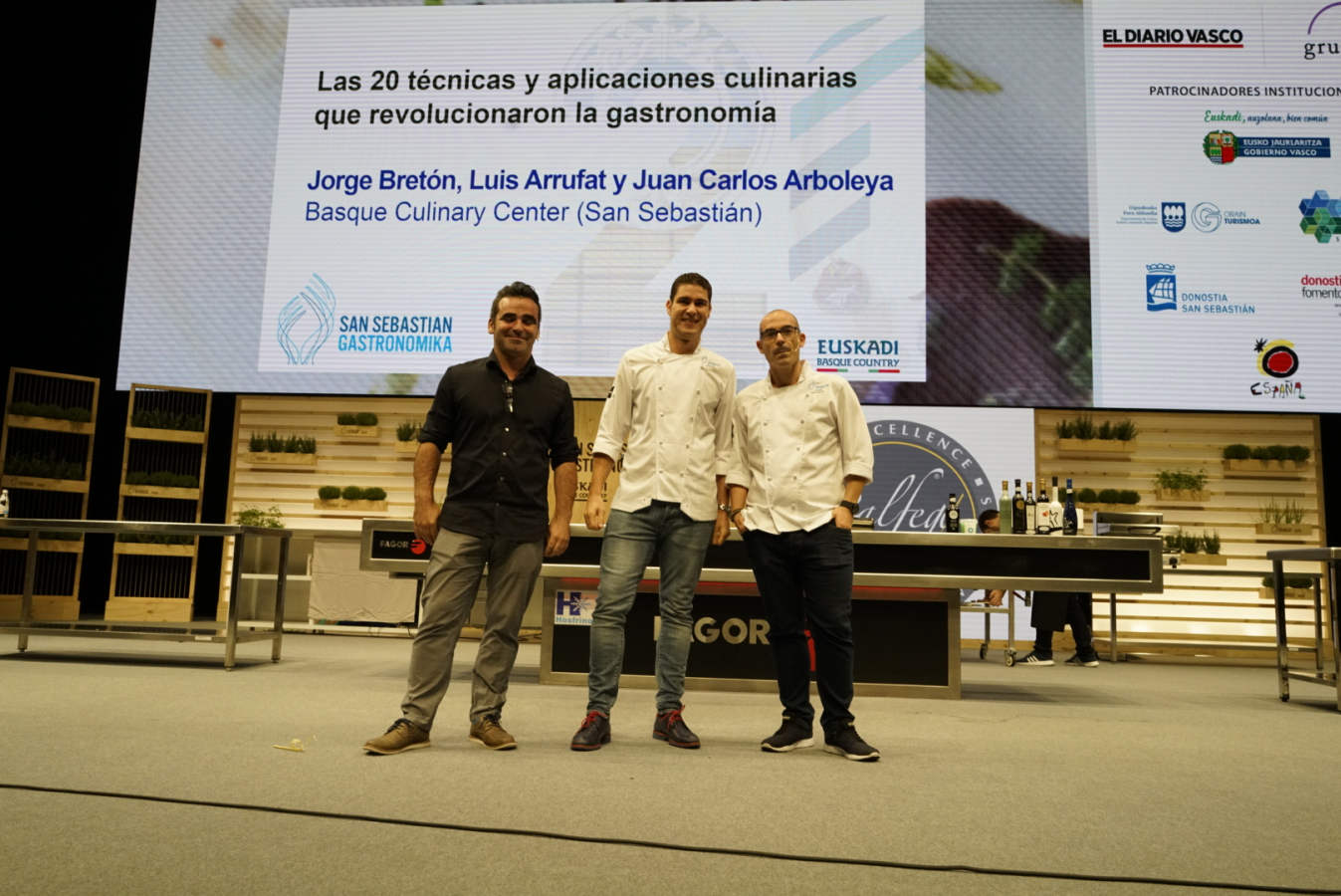 De la agenda de este miércoles han destacado varios hitos. La traca fina ha llegado completa, apetitosa, sabrosa y contundente: cata de vinos, concurso nacional de parrilla, que cumple su novena edición. ponencias de Hilario Arbelaitz, Germán Martitegui, Chele González y Quique Dacosta, entre otros.