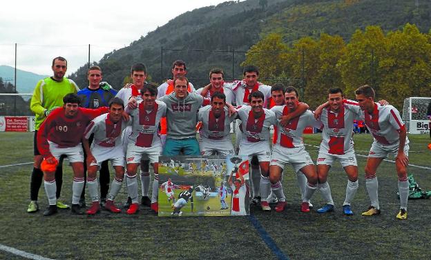 Iker Irazoki junto a los jugadores de su equipo del alma, con el cuadro recibido. 