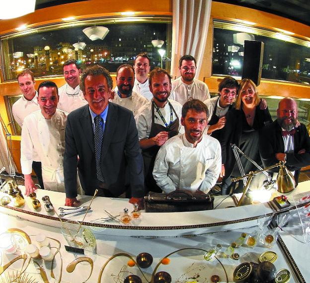 Cocineros y representantes de Cantabria en la cena que ofrecieron en el Ni Neu del Kursaal.