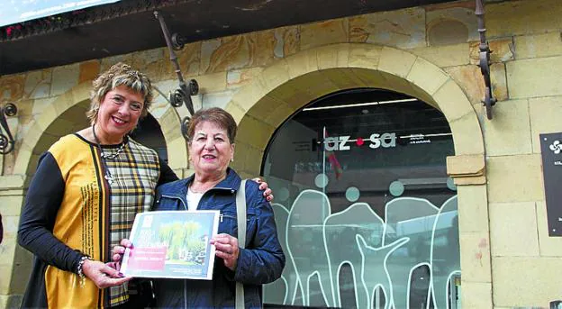 Entrega del premio por parte de la alcaldesa a Begoña Sudupe.