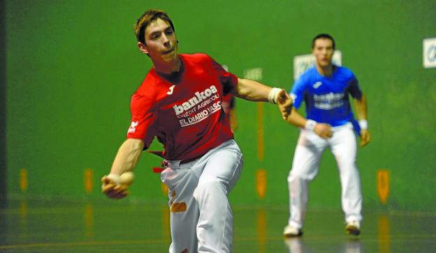 Peru Labaka lleva una pelota con la derecha en la semifinal del año pasado en Zarautz. 