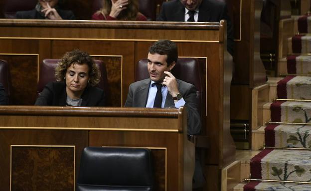 Dolors Montserrat y Pablo Casado, en el Congreso.