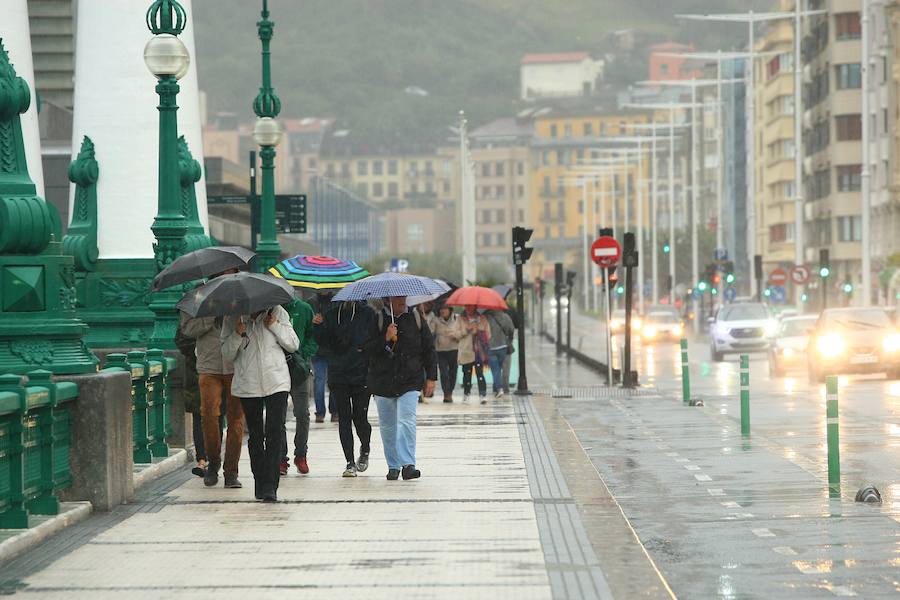 Después de un viernes y un sábado con temperaturas más que veraniegas, que animaron a acercarse a la playa, el largo fin de semana concluye con lluvia, y mucha.