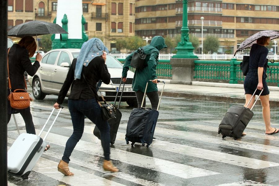 Después de un viernes y un sábado con temperaturas más que veraniegas, que animaron a acercarse a la playa, el largo fin de semana concluye con lluvia, y mucha.