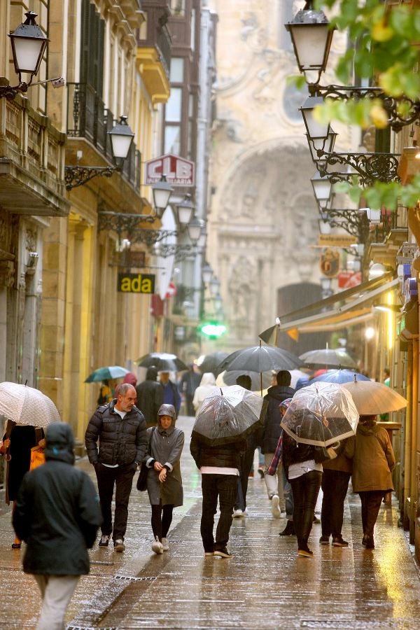 Después de un viernes y un sábado con temperaturas más que veraniegas, que animaron a acercarse a la playa, el largo fin de semana concluye con lluvia, y mucha.