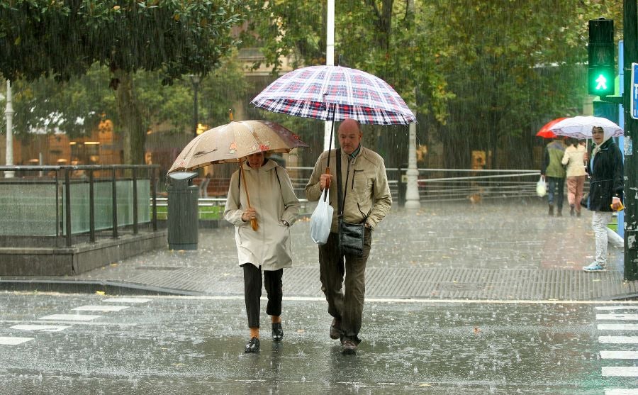 Después de un viernes y un sábado con temperaturas más que veraniegas, que animaron a acercarse a la playa, el largo fin de semana concluye con lluvia, y mucha.