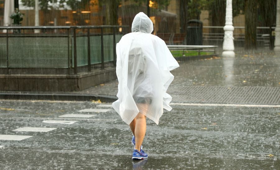 Después de un viernes y un sábado con temperaturas más que veraniegas, que animaron a acercarse a la playa, el largo fin de semana concluye con lluvia, y mucha.
