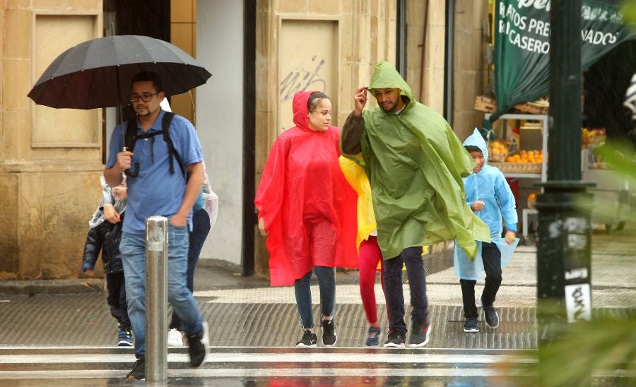 Después de un viernes y un sábado con temperaturas más que veraniegas, que animaron a acercarse a la playa, el largo fin de semana concluye con lluvia, y mucha.