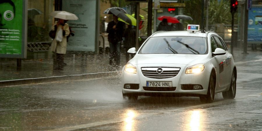 Después de un viernes y un sábado con temperaturas más que veraniegas, que animaron a acercarse a la playa, el largo fin de semana concluye con lluvia, y mucha.