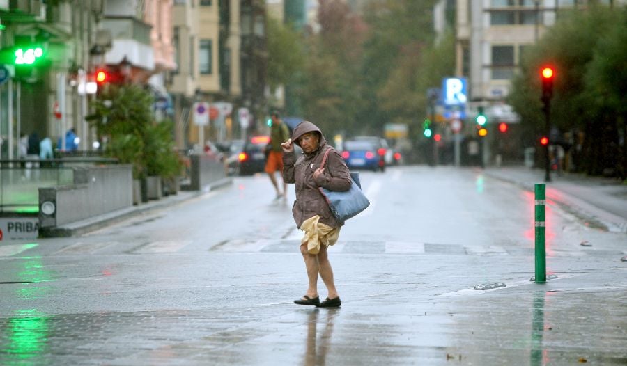 Después de un viernes y un sábado con temperaturas más que veraniegas, que animaron a acercarse a la playa, el largo fin de semana concluye con lluvia, y mucha.
