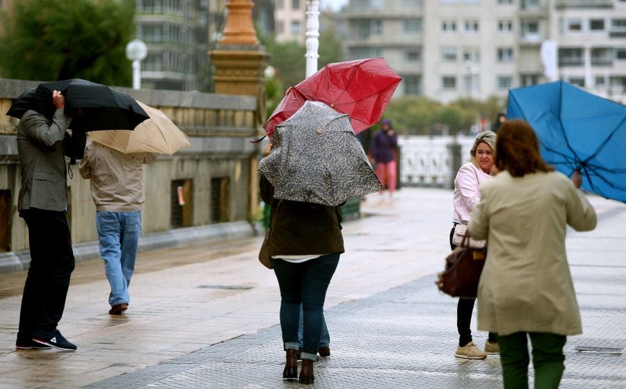 Después de un viernes y un sábado con temperaturas más que veraniegas, que animaron a acercarse a la playa, el largo fin de semana concluye con lluvia, y mucha.