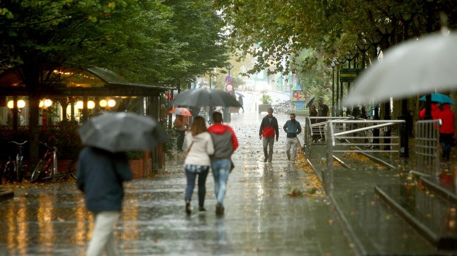 Después de un viernes y un sábado con temperaturas más que veraniegas, que animaron a acercarse a la playa, el largo fin de semana concluye con lluvia, y mucha.