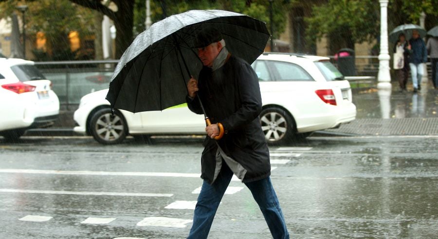 Después de un viernes y un sábado con temperaturas más que veraniegas, que animaron a acercarse a la playa, el largo fin de semana concluye con lluvia, y mucha.