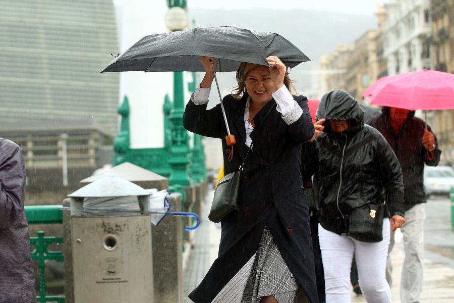 Después de un viernes y un sábado con temperaturas más que veraniegas, que animaron a acercarse a la playa, el largo fin de semana concluye con lluvia, y mucha.