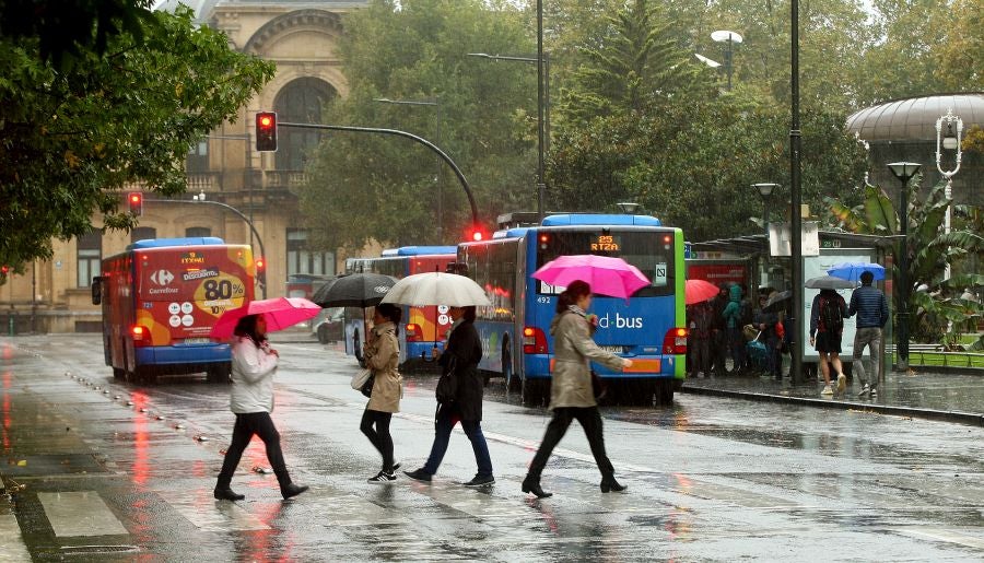 Después de un viernes y un sábado con temperaturas más que veraniegas, que animaron a acercarse a la playa, el largo fin de semana concluye con lluvia, y mucha.
