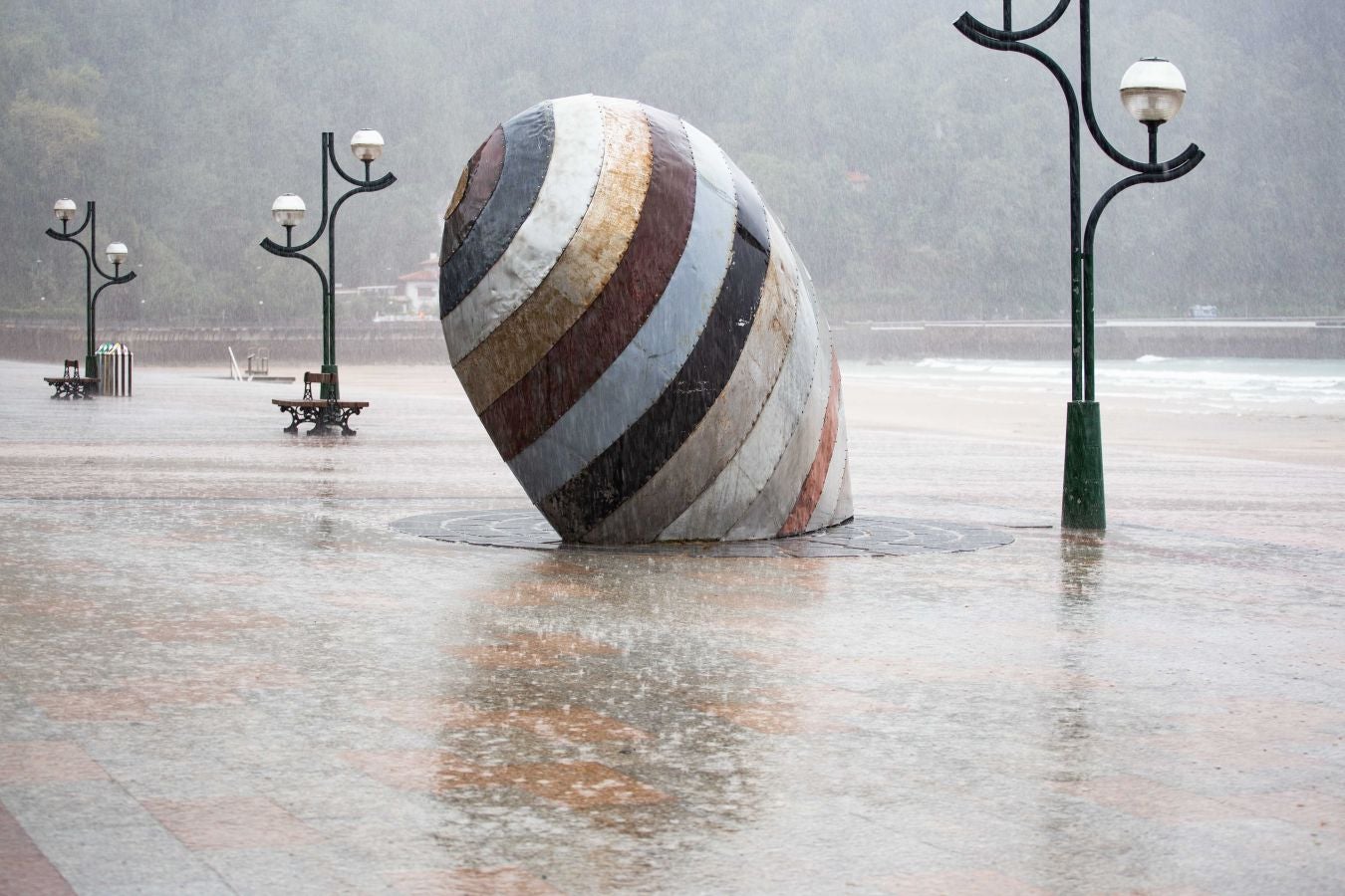 Después de un viernes y un sábado con temperaturas más que veraniegas, que animaron a acercarse a la playa, el largo fin de semana concluye con lluvia, y mucha.