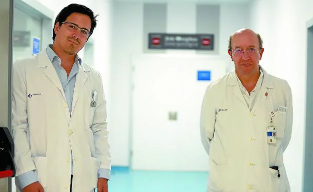 Los doctores Iker Cadiereno y Juan Pablo Sanz, en el Hospital Universitario Donostia.
