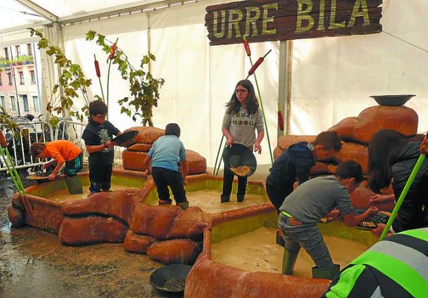 Talleres infantiles. 'Busqueda del oro bajo' la carpa en la plaza. 