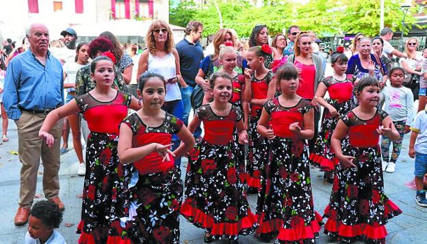 'Las Gitanillas del Alba' siguen los bailes de Duende. 