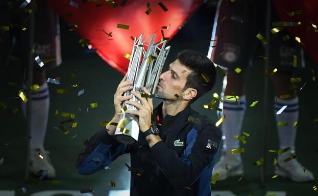 Djokovic besa el trofeo como ganador del Masters 1000 de Shanghái.
