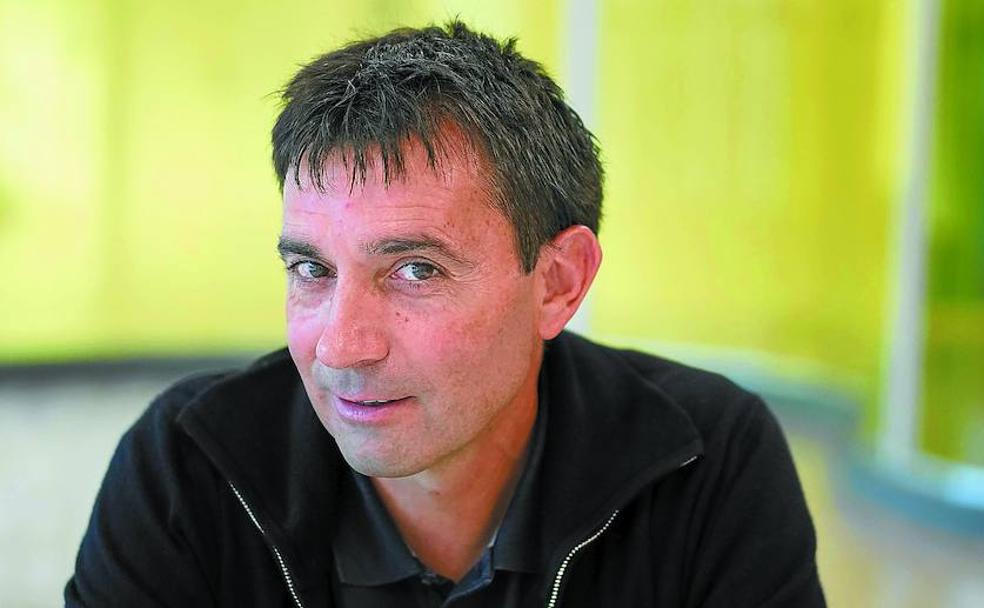 La mirada de Asier Garitano parece transmitir su optimismo ante el futuro del equipo txuri-urdin durante un momento de la entrevista. 