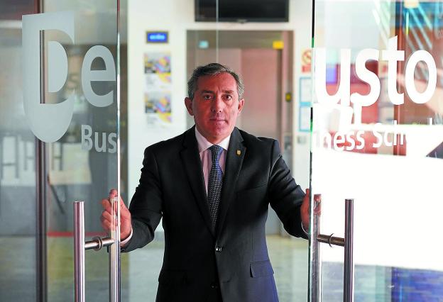 El nuevo decano de Deusto Business School, Álvaro de la Rica, en el edificio central del campus de San Sebastián.