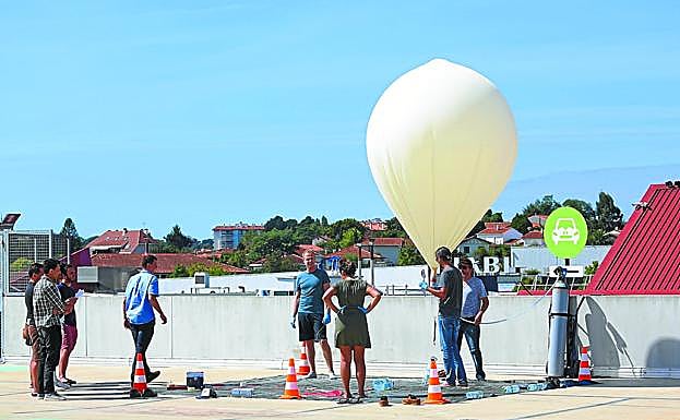 Uno de los ensayos realizados con el globo sonda y arriba el aparato con el pastel vasco. 