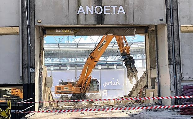 Comienza el derribo de la tribuna norte de Anoeta
