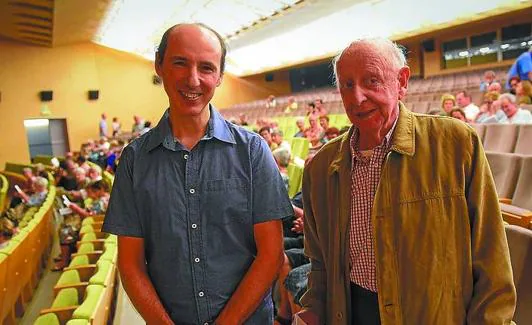 El cineasta Aurelio Vicente y el pintor Matxin Labayen, en el cine Leidor de Tolosa. 