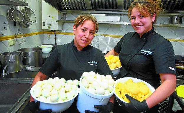 Con estos huevos y estas patatas. Milena y Tania, fotografiadas el jueves, hacen un pintxo de leyenda, la ensaladilla del Ezkurra. 